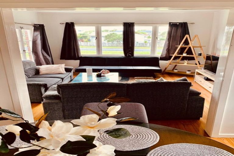 Photo of property in 32 Reid Road, New Lynn, Auckland, 0600