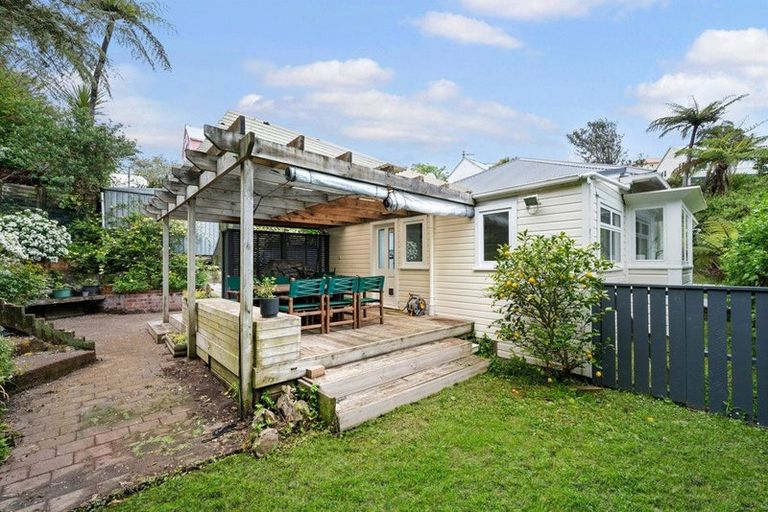 Photo of property in 16 Albemarle Road, Northland, Wellington, 6012
