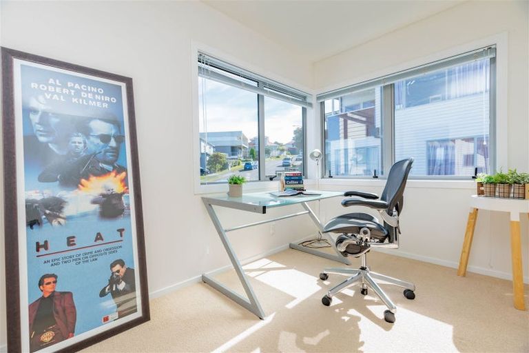 Photo of property in 27 Tamworth Crescent, Newlands, Wellington, 6037
