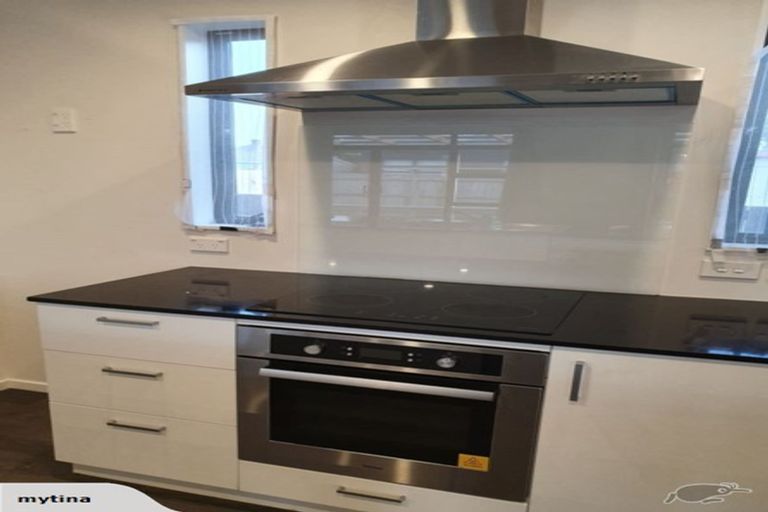 Photo of property in 46 Exeter Crescent, Takaro, Palmerston North, 4412