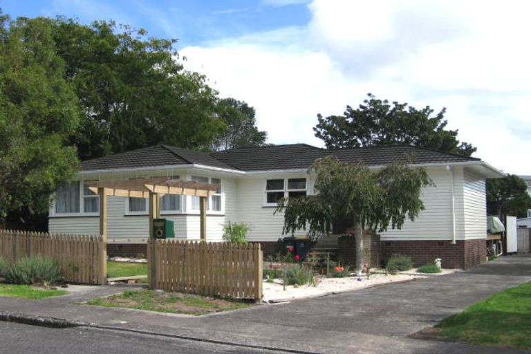 Photo of property in 3 May Avenue, Te Atatu South, Auckland, 0610