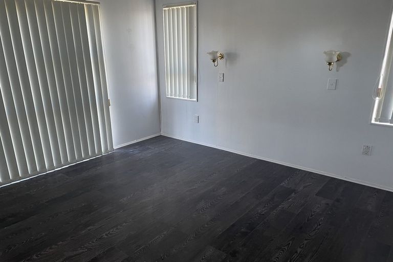 Photo of property in 31 Newington Road, Henderson, Auckland, 0612