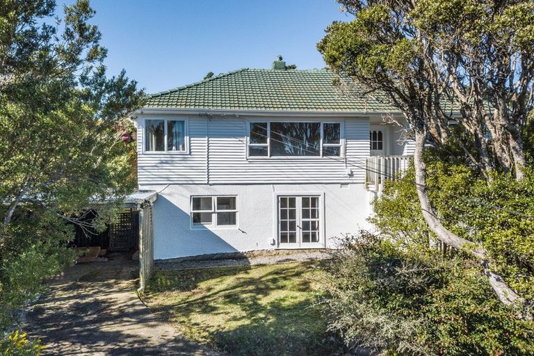 Photo of property in 11 Miles Crescent, Newlands, Wellington, 6037