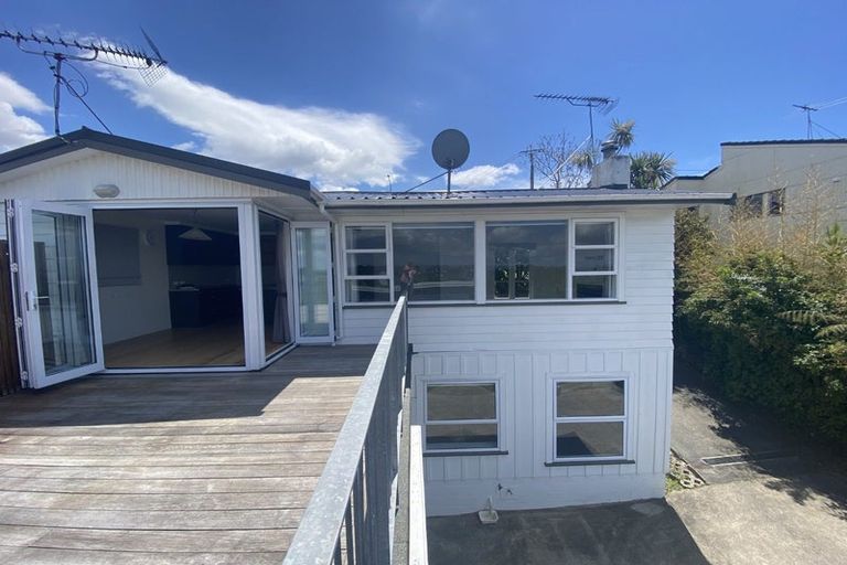 Photo of property in 83 Sunset Road, Totara Vale, Auckland, 0632