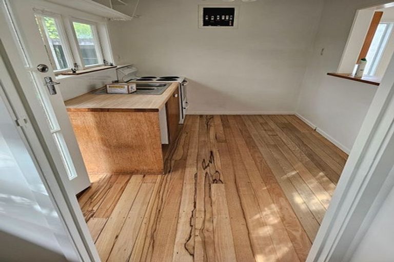 Photo of property in 2/2 Earl Road, Titirangi, Auckland, 0604