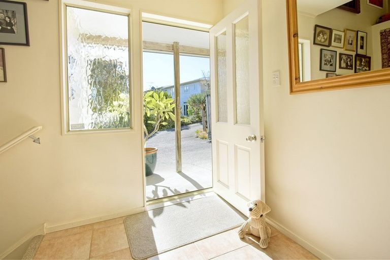 Photo of property in 2/30 Sunset Road, Unsworth Heights, Auckland, 0632