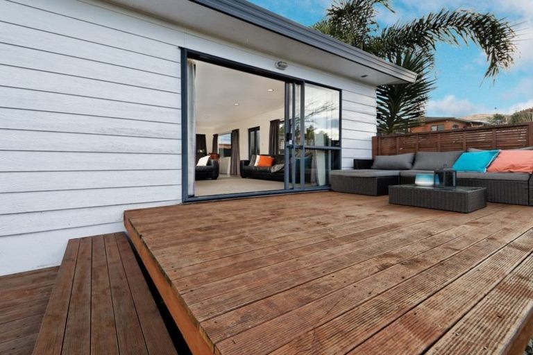 Photo of property in 6 Cloghan Close, Massey, Auckland, 0614