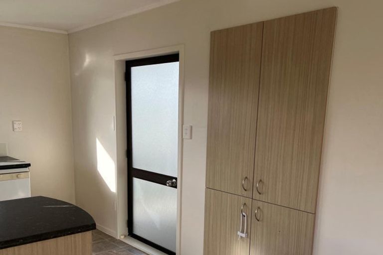 Photo of property in 8 Louise Place, West Harbour, Auckland, 0618