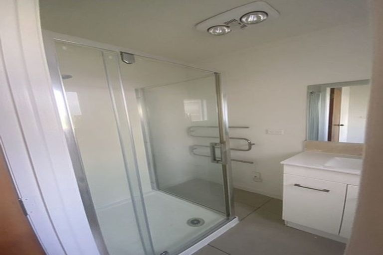 Photo of property in 14 Reynella Drive, Massey, Auckland, 0614