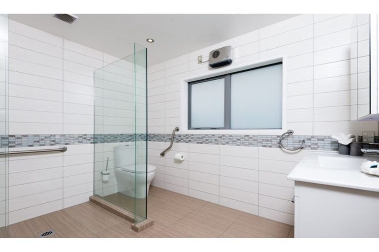 Photo of property in 39 Royal View Road, Te Atatu South, Auckland, 0610