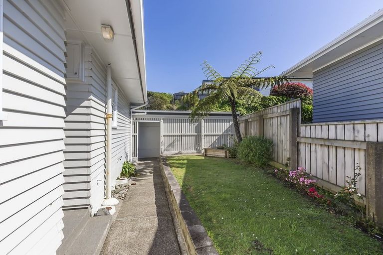 Photo of property in 6 Salford Street, Newlands, Wellington, 6037