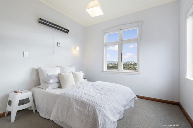 Photo of property in 92 Nevay Road, Karaka Bays, Wellington, 6022