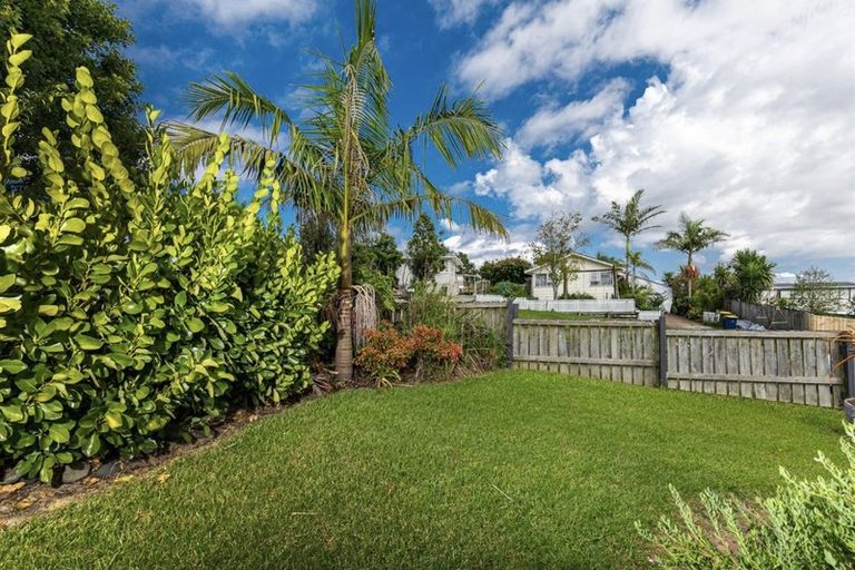 Photo of property in 14 Roick Parade, Glen Eden, Auckland, 0602