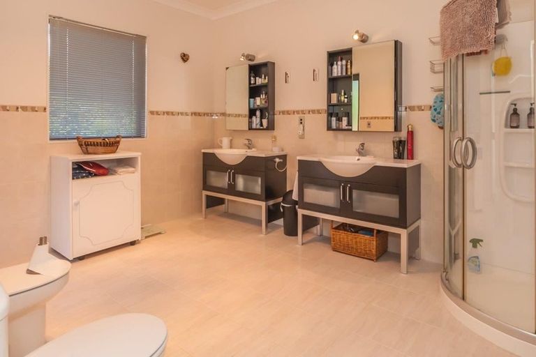 Photo of property in 32 Pohutukawa Drive, Levin, 5571