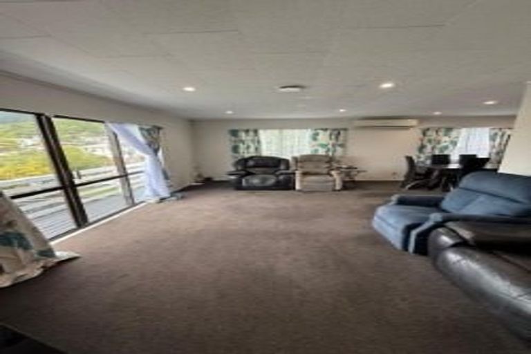 Photo of property in 6 Forglen Place, Tawa, Wellington, 5028