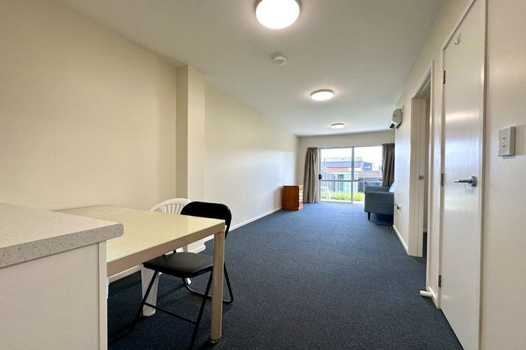 Photo of property in 4/242 Great North Road, Henderson, Auckland, 0612