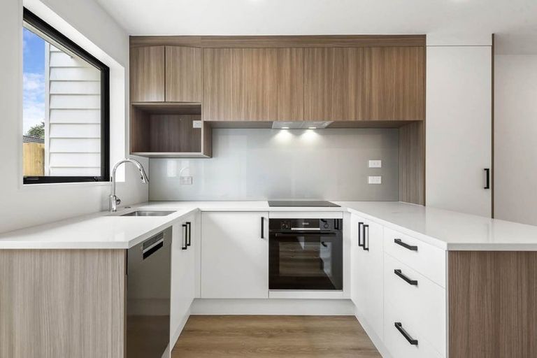 Photo of property in 5/94 Godley Road, Green Bay, Auckland, 0604