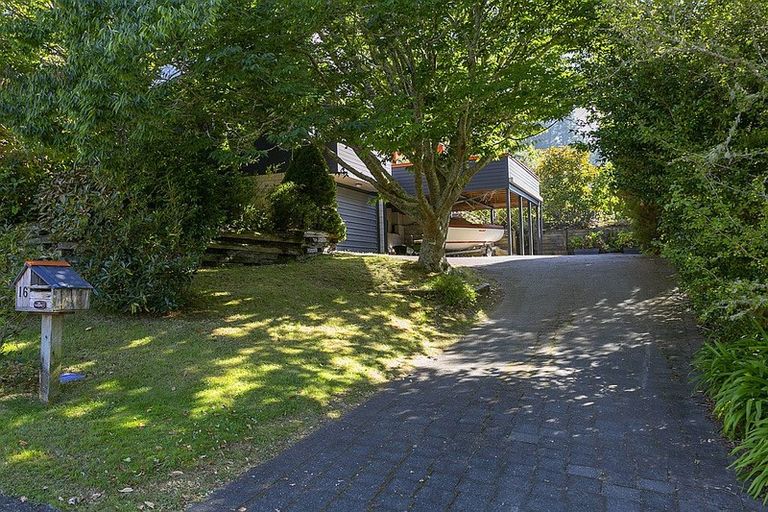 Photo of property in 16 Brunette Drive, Acacia Bay, Taupo, 3330