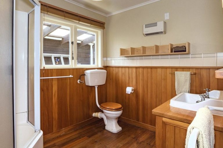 Photo of property in 4 Smith Road, Merrilands, New Plymouth, 4312