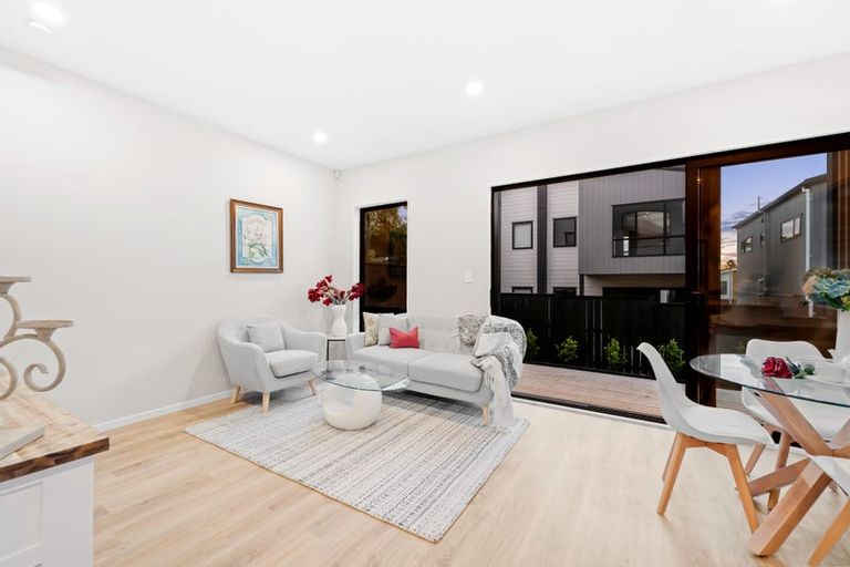 Photo of property in 22 Don Oliver Lane, Glen Eden, 0602