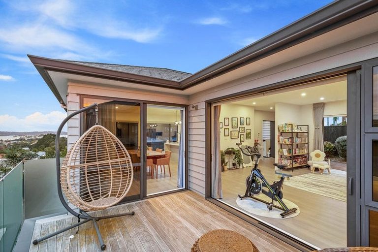 Photo of property in 26a Bernleigh Terrace, West Harbour, Auckland, 0618