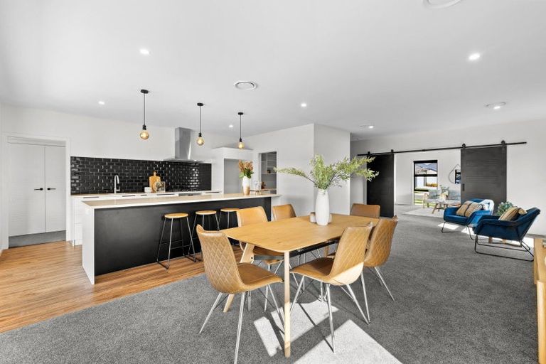 Photo of property in 42 Sardinia Grove, Fitzherbert, Palmerston North, 4410