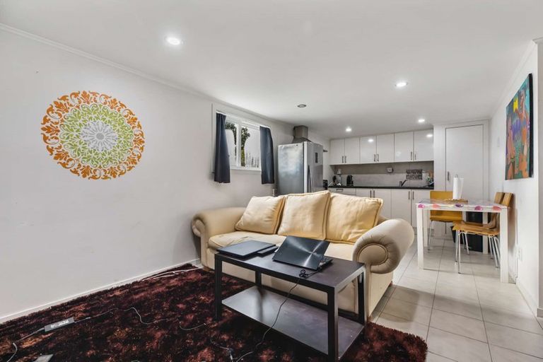 Photo of property in 10 Bishop Street, Green Bay, Auckland, 0604