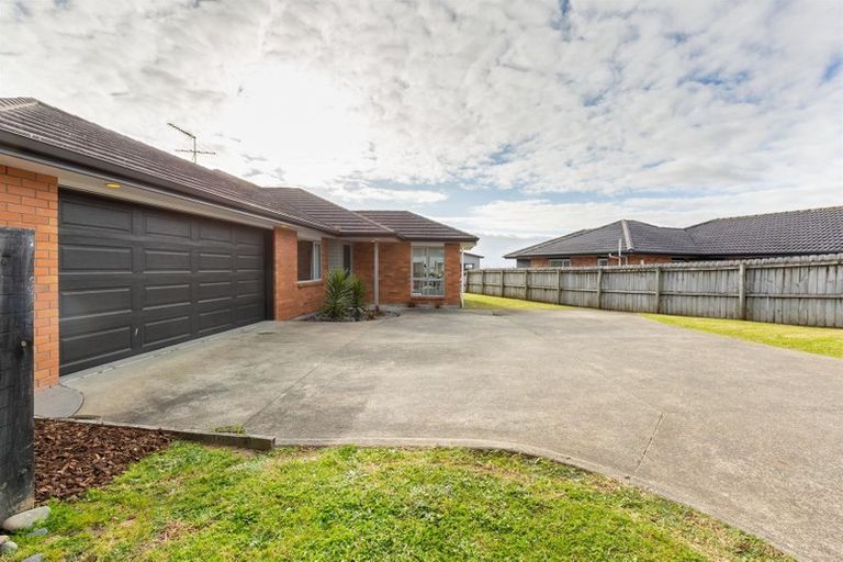 Photo of property in 16 Mcwhirters Farm Lane, Massey, Auckland, 0614