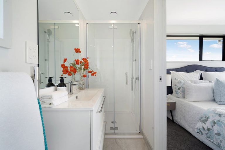 Photo of property in 8b Strid Road, Te Atatu South, Auckland, 0610