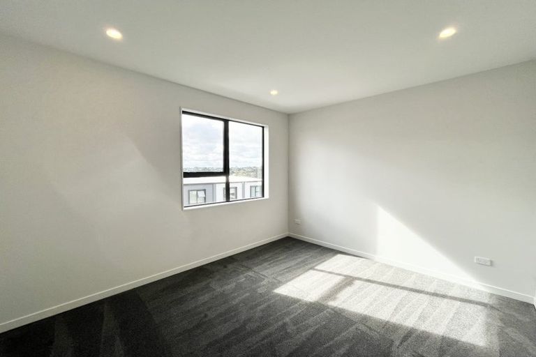 Photo of property in 13 Heketara Way, Massey, Auckland, 0614