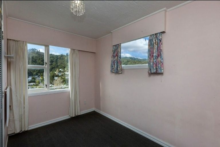 Photo of property in 15 Holborn Drive, Stokes Valley, Lower Hutt, 5019