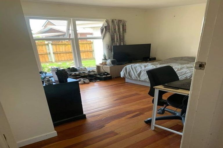 Photo of property in 15 Karamu Street, Te Atatu Peninsula, Auckland, 0610