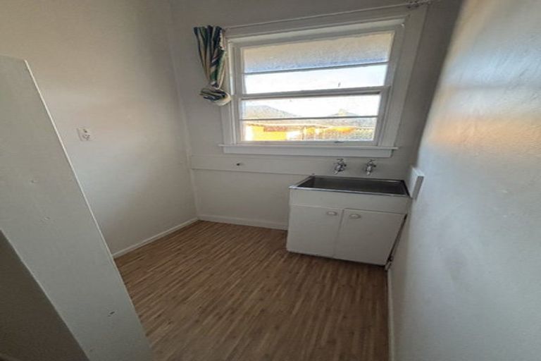 Photo of property in 4/2 Godley Road, Green Bay, Auckland, 0604