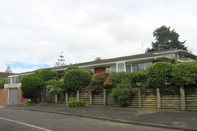 Photo of property in 1 De Val Drive, Titirangi, Auckland, 0604