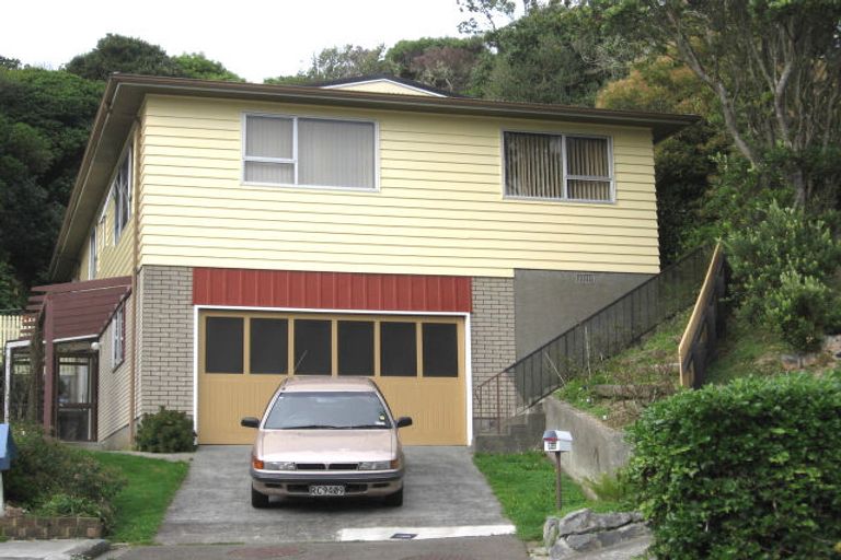 Photo of property in 32 Glanmire Road, Newlands, Wellington, 6037