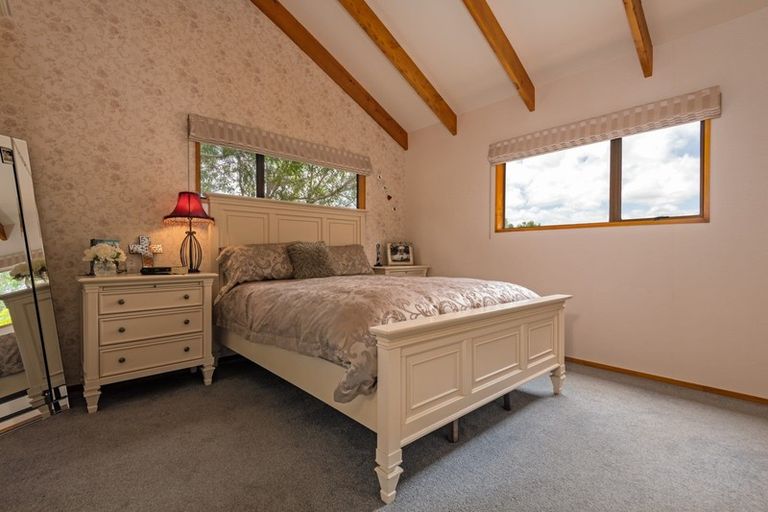 Photo of property in 28 Springdale Grove, Fitzherbert, Palmerston North, 4410