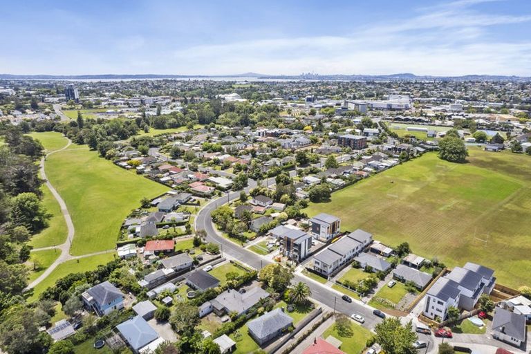 Photo of property in 3/68 Smythe Road, Henderson, Auckland, 0612