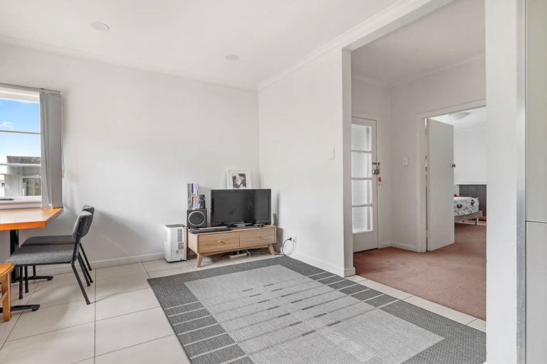 Photo of property in 1/18 Forrest Hill Road, Forrest Hill, Auckland, 0620