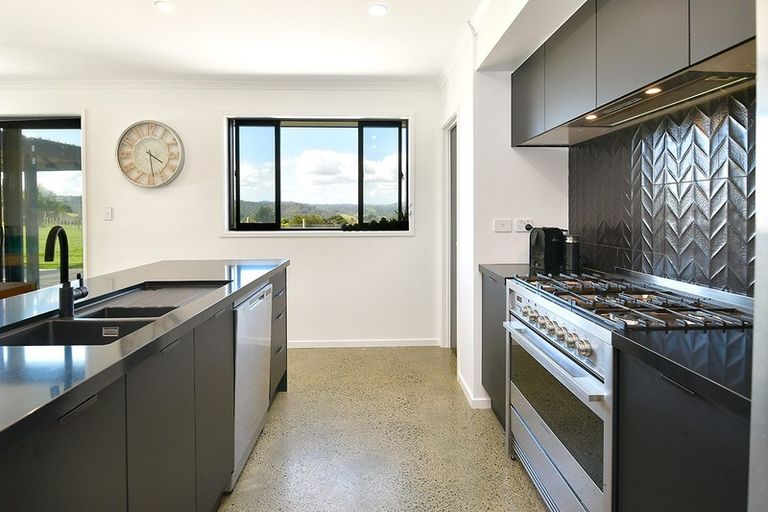 Photo of property in 87 Sheffield Road, Helensville, 0875