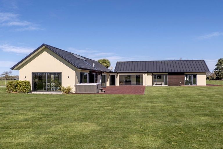 Photo of property in 585 Coutts Island Road, Coutts Island, Christchurch, 7670