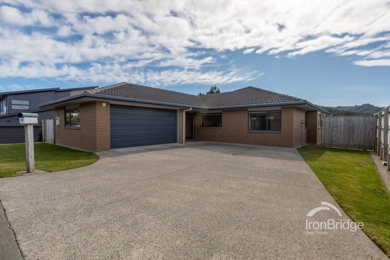 Photo of property in 13 Percy Kinsman Crescent, Riverstone Terraces, Upper Hutt, 5018