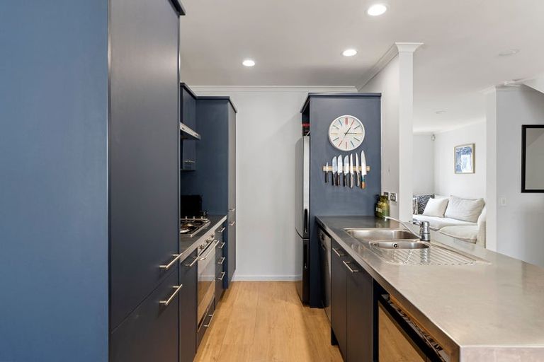 Photo of property in 2/15 Roxburgh Street, Mount Victoria, Wellington, 6011