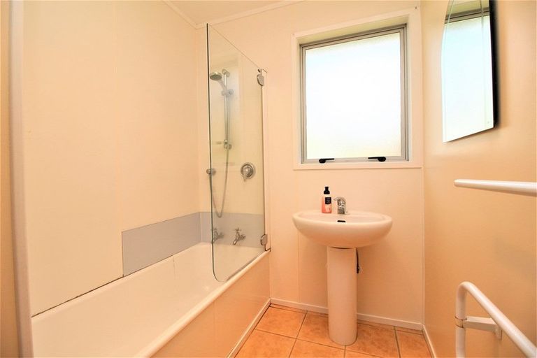 Photo of property in 37 South Lynn Road, Titirangi, Auckland, 0604