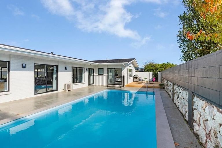 Photo of property in 31 Rewarewa Crescent, Waikanae, 5036