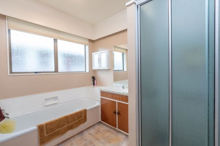 Photo of property in 5 Rewarewa Crescent, Waikanae, 5036