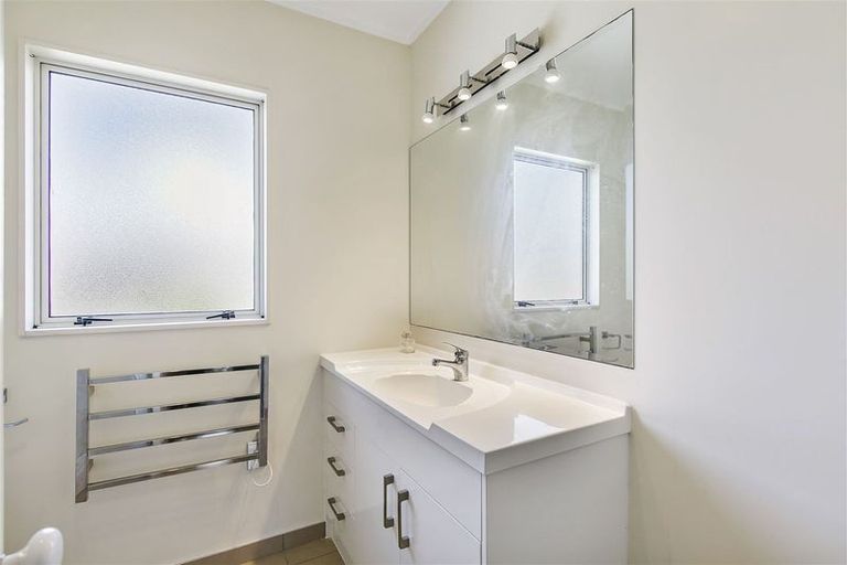 Photo of property in 2/20 Penruddocke Road, Half Moon Bay, Auckland, 2012