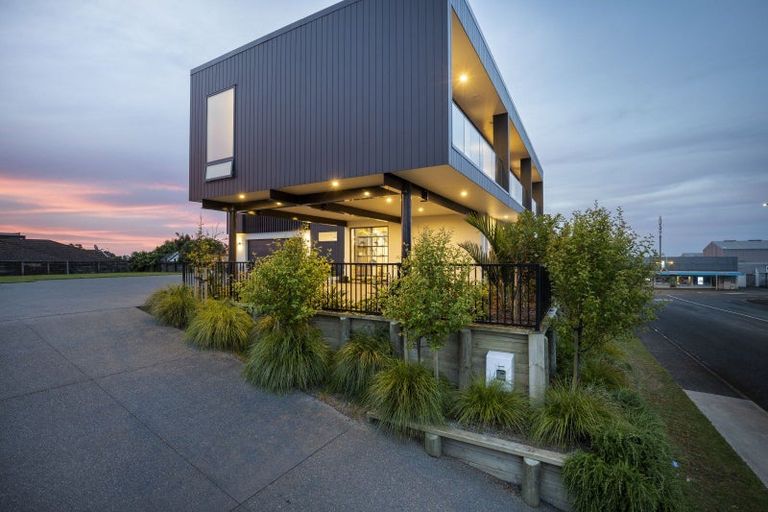 Photo of property in 8 Kowhai Street, Strandon, New Plymouth, 4312
