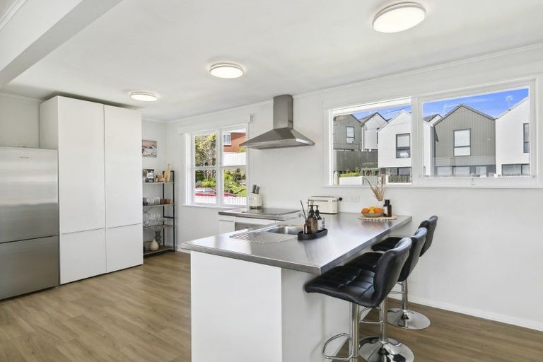 Photo of property in 5 Oswald Crescent, Paparangi, Wellington, 6037