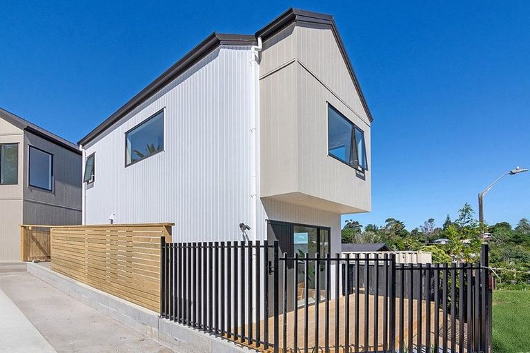 Photo of property in 11 Glenfinn Place, Massey, Auckland, 0614