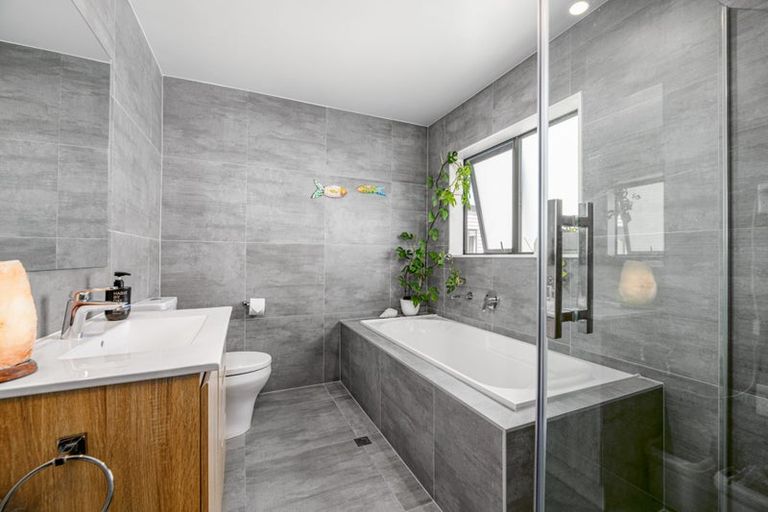 Photo of property in 1/4 Edgerton Road, Te Atatu Peninsula, Auckland, 0610